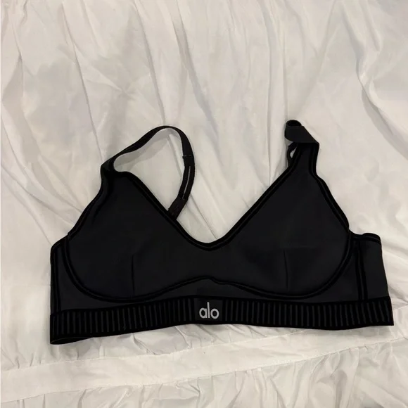 ALO Yoga Black Leggings & Sports bra - Picture 3 of 6